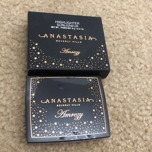 Anastasia Beverly Hills Amrezy highlighter